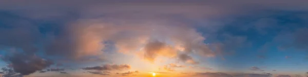 Ciel bleu du soir vue panoramique sphérique équirectangulaire à 360 degrés avec nuages Cumulus, coucher de soleil. Zénith complet pour une utilisation dans les graphismes 3D, le jeu et les panoramas aériens de drones comme remplacement du ciel. — Photo