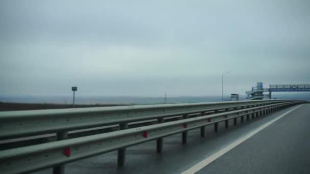 Une voiture conduisant le long d'une grande route vide tôt le matin par temps nuageux. Point de vue du conducteur, vue intérieure d'une voiture sur l'autoroute — Video