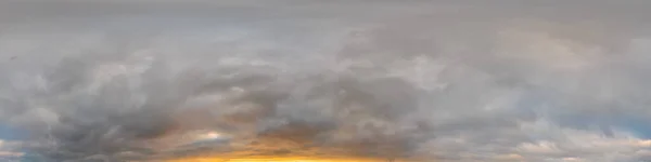 Overcast langit panorama saat matahari terbenam dengan awan Cumulus dalam Seamless sferical equirectangular format sebagai zenith penuh untuk digunakan dalam grafis 3D, game dan drone udara 360 derajat panorama untuk langit penggantian. — Stok Foto