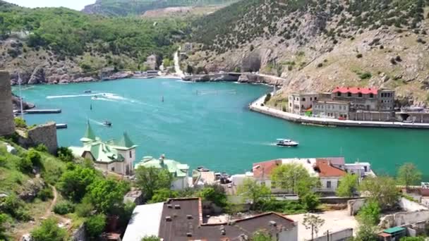 Vista desde la colina hasta la bahía de Balaklava desde los veleros sobre el mar azul claro del Mar Negro. Tema Destinos turísticos. — Vídeos de Stock