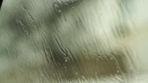 Vatten droppar utsikt från bilen. Det regnar, andra bilar syns från fönstret. — Stockvideo