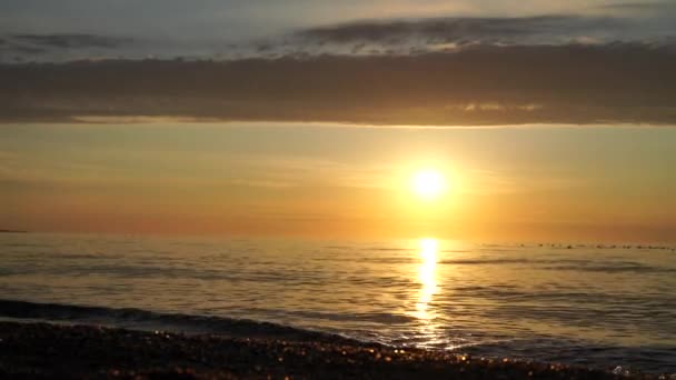 Абстрактный морской закат. Ясный большой восход солнца крупным планом. Большое восходящее солнце в отражении моря над горизонтом. — стоковое видео