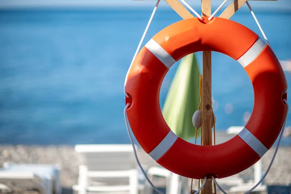 Diversi lettini bianchi e una boa di salvataggio su una spiaggia deserta. Il concetto di vacanza perfetta — Foto Stock