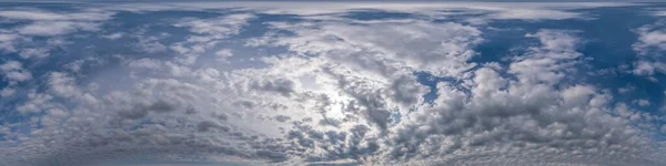 Panorama do céu azul com nuvens Cirrus em formato equiretangular esférico sem costura. Zénite completo para uso em gráficos 3D, jogo e edição de drone aéreo panoramas de 360 graus para substituição do céu. — Fotografia de Stock