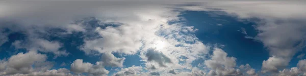 푸른 하늘의 파노라마와 시러스 구름이시 므리스 모양의 균일 한 직사각 형 모양으로 그려져 있다. 3D 그래픽에 사용하는 전체 정점, 게임 및 편집 공중 드론 360 도 파노라마 하늘 교체에 대한. — 스톡 사진