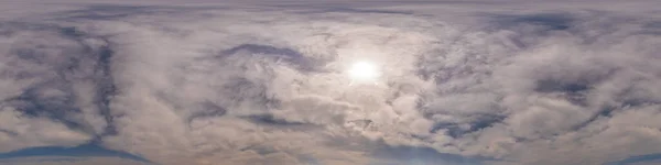 Panorama do céu azul com nuvens Cirrus em formato equiretangular esférico sem costura. Zénite completo para uso em gráficos 3D, jogo e edição de drone aéreo panoramas de 360 graus para substituição do céu. — Fotografia de Stock