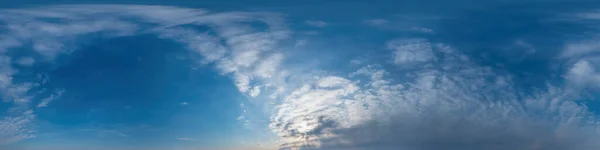 青い空のパノラマシームレスな球面等角形式でCirrus雲。3Dグラフィックス、ゲームや空の交換のための空中ドローン360度パノラマの編集で使用するための完全な天頂. — ストック写真