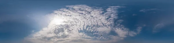 Panorama do céu azul com nuvens Cirrus em formato equiretangular esférico sem costura. Zénite completo para uso em gráficos 3D, jogo e edição de drone aéreo panoramas de 360 graus para substituição do céu. — Fotografia de Stock