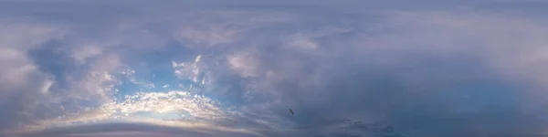 Bedecktes Himmelspanorama bei Sonnenuntergang mit Cumuluswolken im nahtlosen sphärischen Äquirechteckformat als voller Zenit für den Einsatz in 3D-Grafiken, Spiel- und Luftdrohnen 360-Grad-Panoramen als Himmelsersatz. — Stockfoto