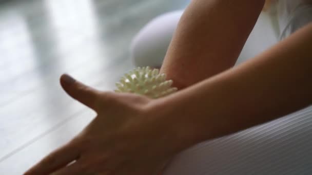 Atletische slanke blanke vrouw doet dij self-massage met een massage bal binnen. Zelfisolerende massage — Stockvideo