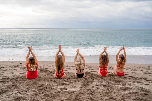 Duży szczęśliwą rodzinę lub grupa pięciu przyjaciół jest zabawy przeciwko sunset beach. Koncepcja wakacje Beach. — Zdjęcie stockowe