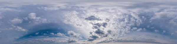 Panorama cielo azul con nubes Cirrus en formato esférico equirectangular sin costuras. Cénit completo para usar en gráficos 3D, juegos y edición de panoramas de 360 grados de drones aéreos para reemplazar el cielo. —  Fotos de Stock