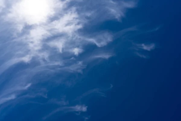푸른 하늘을 향한 높은 원시 구름 — 스톡 사진