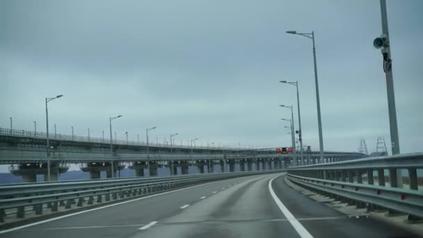 Une voiture conduisant le long d'une grande route vide tôt le matin par temps nuageux. Point de vue du conducteur, vue intérieure d'une voiture sur l'autoroute — Video