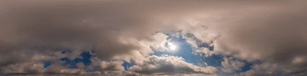 Panorama céu nublado no pôr do sol com nuvens Cumulus em formato equiretangular esférico sem costura como zênite completo para uso em gráficos 3D, jogo e drone aéreo panoramas de 360 graus para substituição do céu. — Fotografia de Stock