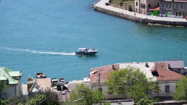 Kilátás a hegyről a Balaklava-öbölre a Fekete-tenger tiszta kék tengervizén hajózó hajókról. Turisztikai célpontok téma. — Stock videók