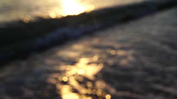 Abstracte bokeh zee zonsondergang. Mooie heldere grote zonsopgang van dichtbij. Een grote gloeiende zon in de reflectie van de zee over de horizon. — Stockvideo