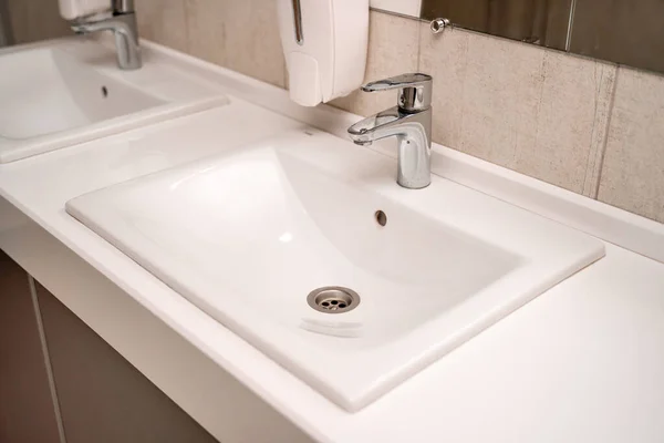 公共水池、供使用公厕的人使用的洗手工具、使用厕所后的清洁、公厕和个人卫生概念. — 图库照片