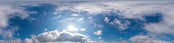 Panorama du ciel bleu avec nuages Cirrus en format équirectangulaire sphérique sans couture. Zénith complet pour une utilisation dans les graphismes 3D, le jeu et l'édition de panoramas aériens de drone 360 degrés pour le remplacement du ciel. — Photo