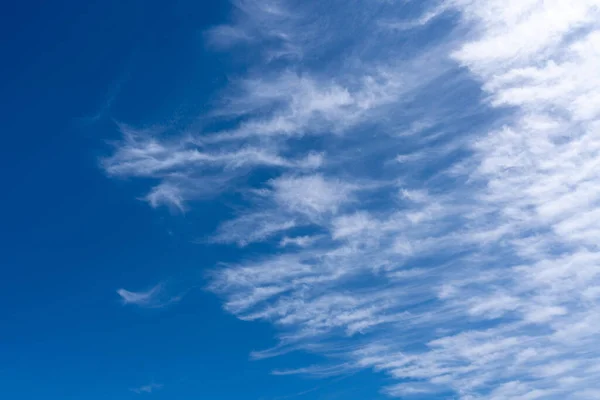 Mavi gökyüzüne karşı yüksek sirrus bulutları — Stok fotoğraf