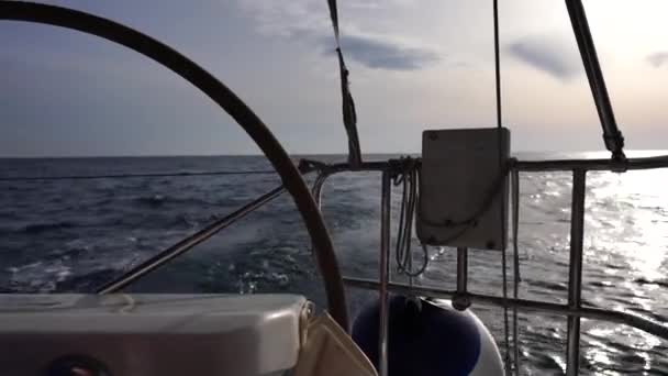 Uitzicht vanaf het dek van het jacht op de boeg, close-up. Zijaanzicht met groene zee en golven. Concept, levensstijl en vrijheid. — Stockvideo