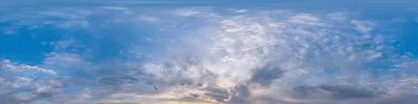 Panorama cielo azul con nubes Cirrus en formato esférico equirectangular sin costuras. Cénit completo para usar en gráficos 3D, juegos y edición de panoramas de 360 grados de drones aéreos para reemplazar el cielo. —  Fotos de Stock