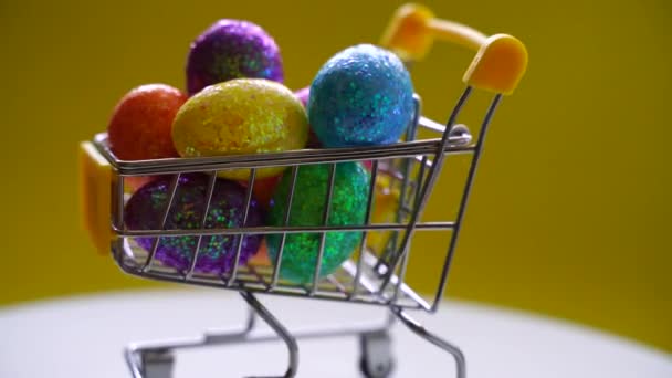Wesołych Świąt Wielkanocnych Pisanki Kolorowe Koszyku Jasnożółtym Papierze Koncepcja Święta — Wideo stockowe