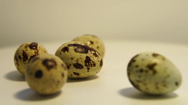 浅色背景的斑点鹌鹑蛋 自然环保产品 — 图库视频影像