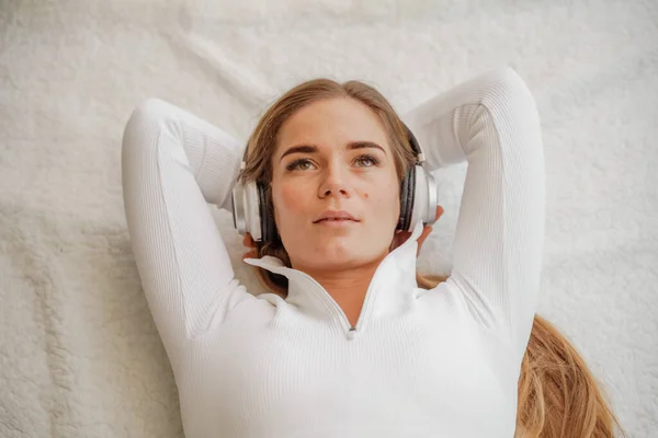 Портрет Розслабленої Жінки Слухає Музику Навушниками Лежать Килимі Вдома Вона Ліцензійні Стокові Фото