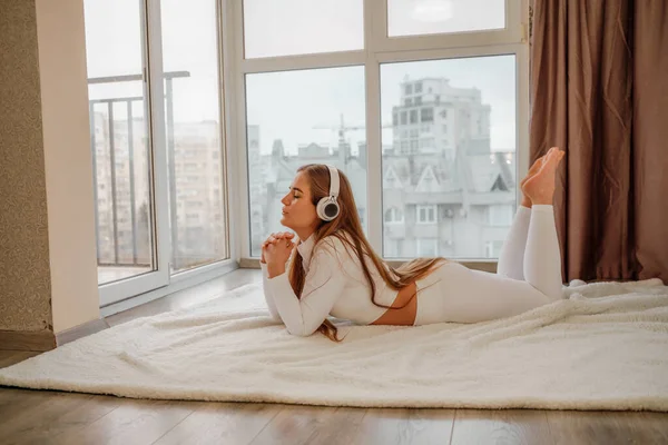 Portrait Latéral Une Femme Détendue Écoutant Musique Avec Des Écouteurs — Photo