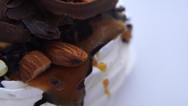 白い背景にデザートアンナパヴァロ チョコレートチップとナッツでデザートを提供 — ストック動画