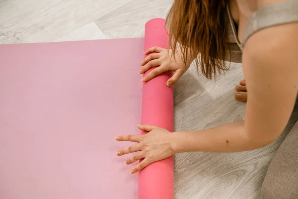 Une Jeune Femme Roule Tapis Rose Fitness Yoga Avant Après — Photo