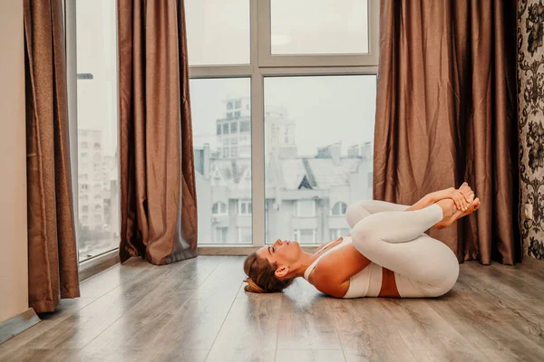 Giovane Donna Attraente Atletica Praticare Yoga Allena Casa Uno Studio — Foto Stock