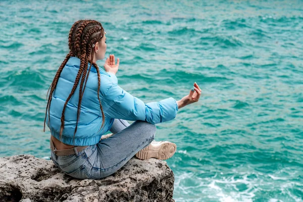 Uma Mulher Com Uma Jaqueta Azul Senta Uma Rocha Acima — Fotografia de Stock