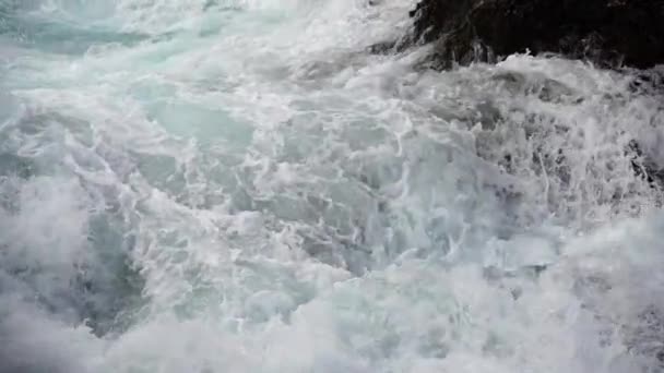 Zeitlupenstatik Von Meereswellen Die Wirbeln Und Krachen Und Felsen Bedecken — Stockvideo
