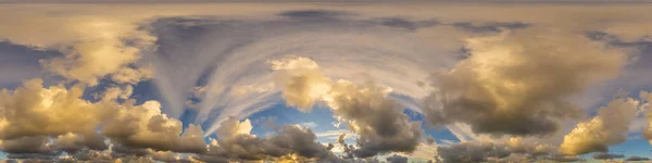 カンクルス雲のダークブルーのトワイライトスカイパノラマ 球形のEquiangularフォーマットのシームレスなHdr 360パノラマ 3D視覚化のための完全な禅またはスカイドーム 空中無人機のパノラマのための取り替え ストック画像
