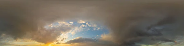 深蓝色黄昏的天空全景与积雨云 球面等角型无缝隙Hdr 360全景 全天顶或天空穹顶3D可视化 空中无人机全景的天空置换 — 图库照片