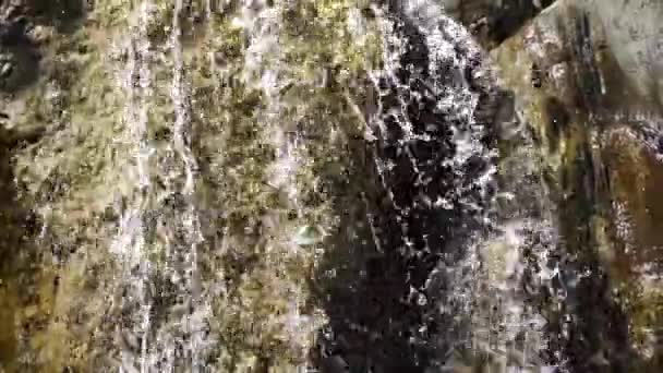 Cachoeira em um jardim japonês, a água flui lentamente sobre grandes pedras de origem vulcânica — Vídeo de Stock
