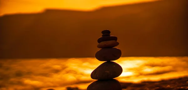Pebble Pyramid Silhouette Beach Sunset Sea Background Zen Stones Sea — Stock Photo, Image