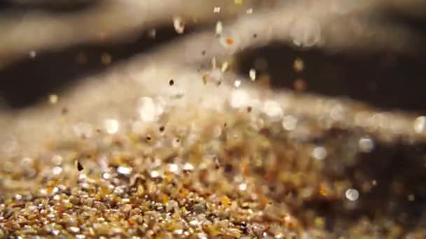Detailní Záběr Písku Který Pomalu Valí Pozadí Zlatého Bokhu Zapadajícího — Stock video