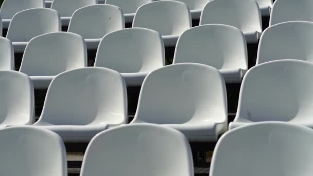 Puste Miejsca Nowoczesnym Stadionie Białe Krzesła Trybuny Stadionie Sportowym — Wideo stockowe
