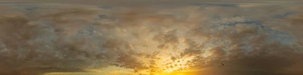 Biru Gelap Matahari Terbenam Langit Panorama Dengan Muda Cumulus Awan — Stok Foto
