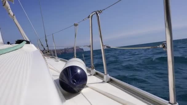 Widok Pokładu Jachtu Dziobie Zbliżenie Widok Boku Zielonym Morzem Falami — Wideo stockowe