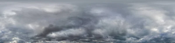 Panorama Nieba Pochmurny Dzień Niskimi Chmurami Bezszwowym Kulistym Prostokątnym Formacie — Zdjęcie stockowe