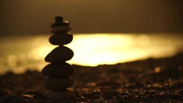 Pedras Zen Praia Mar Silhueta Cairn Uma Praia Calhau Pôr — Vídeo de Stock