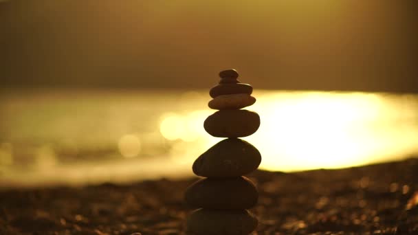 海滩上的Zen石头 日落时在鹅卵石沙滩上的一张照片 以大海为背景 平衡的概念 — 图库视频影像