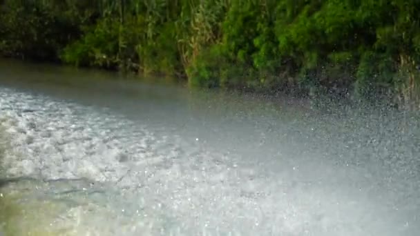 Медленное Движение Видео Брызг Воды Лодки — стоковое видео