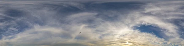 ピンクの積雲と濃い青の夕日の空のパノラマ 球面等角形式のシームレスなHdr360パノ 3D可視化 ゲーム 空中ドローンパノラマの空の交換のための完全な天頂 — ストック写真