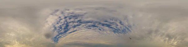 구름이 비오는 하늘의 파노라마에서는 바다가 모양으로 똑같은 모양으로 구름이 깔리고 — 스톡 사진