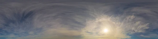 ピンクの積雲と濃い青の夕日の空のパノラマ 球面等角形式のシームレスなHdr360パノ 3D可視化 ゲーム 空中ドローンパノラマの空の交換のための完全な天頂 — ストック写真